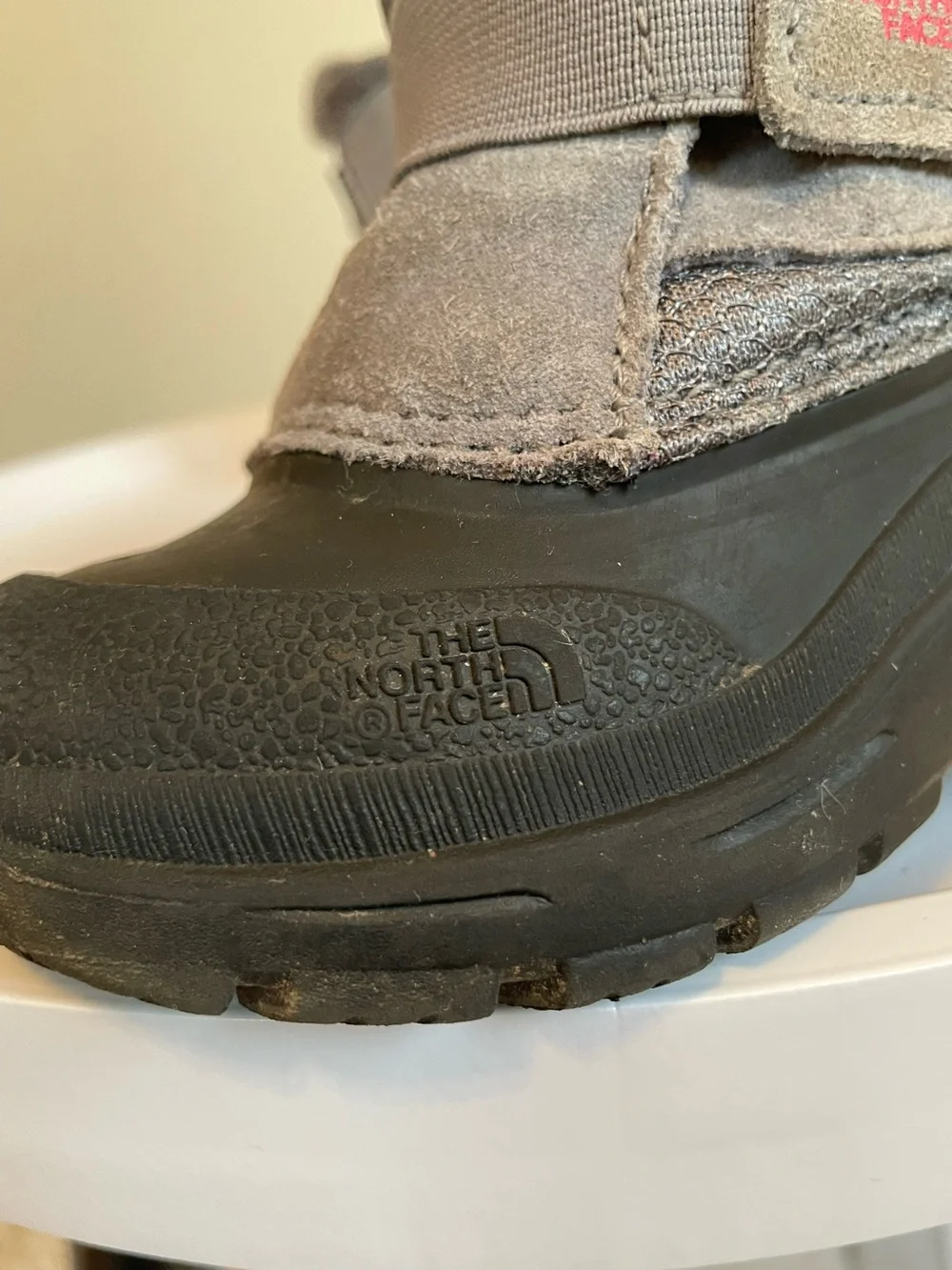 The North Face Toddler Alpenglow Il boots gray Insulated Waterproof Snow Boots 6